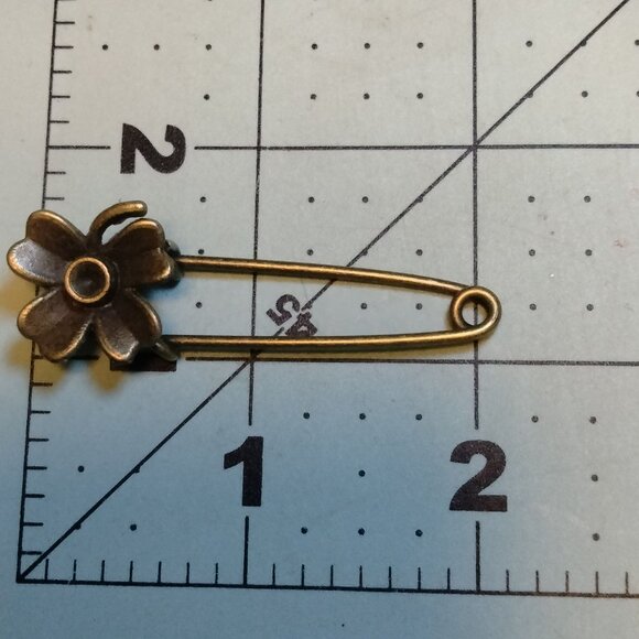 Flower Safety Pin Daisy Charm Four Leaf Clover Irish Skirt Pin Brooch Crafting - Picture 2 of 6